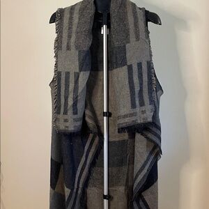 AKIRA Gray and Blue Patterned Cape